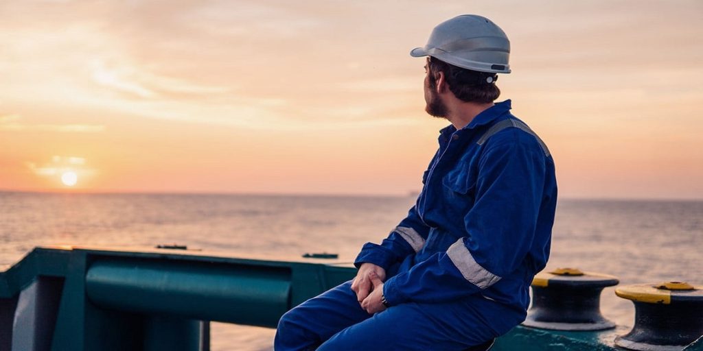 Ναυτικός βρέθηκε νεκρός να επιπλέει στη Αραβική θάλασσα – Ακόμη ένας αγνοείται