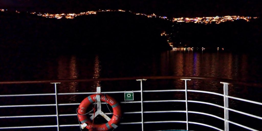 Σαντορίνη: Το Πρέβελης αναχωρεί με φόντο την μαγευτική Καλντέρα (video)