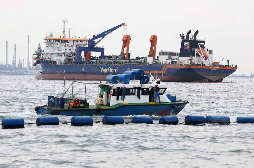 Ένοχοι 4 αξιωματικοί για την χειρότερη θαλάσσια ρύπανση στη Σιγκαπούρη τα τελευταία 10 χρόνια- Οι ποινές