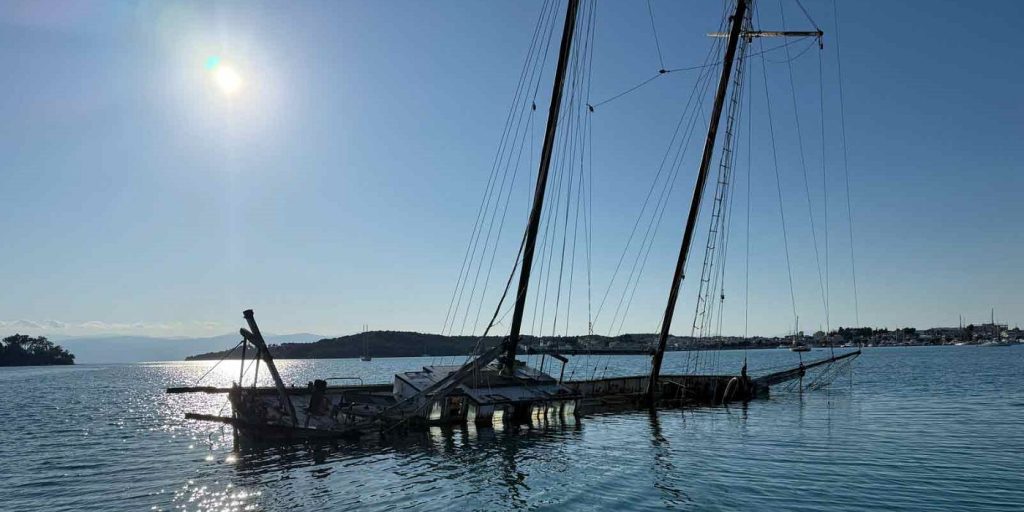 Εγκαταλελειμμένο ιστιοφόρο στο Πορτοχέλι: Περιβαλλοντικός κίνδυνος και απειλή για τον τουρισμό (video)
