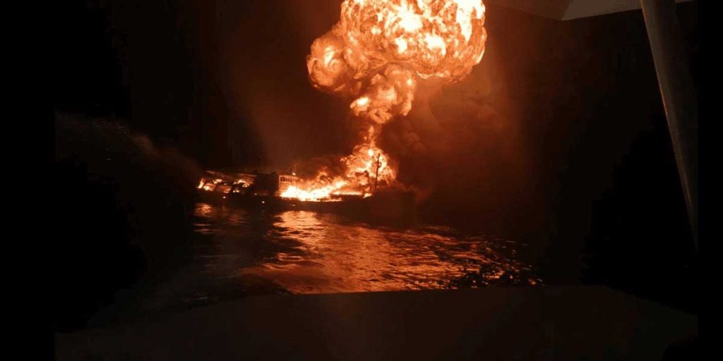 Την τελευταία στιγμή διασώθηκε το πλήρωμα μετά την πυρκαγιά που ξέσπασε στο φορτηγό πλοίο Castphill XV