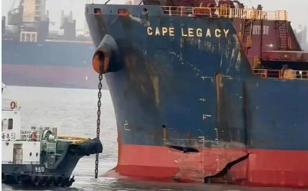 Σύγκρουση φορτηγών πλοίων με σοβαρές ζημιές στο πολυσύχναστο λιμάνι του Yangtze