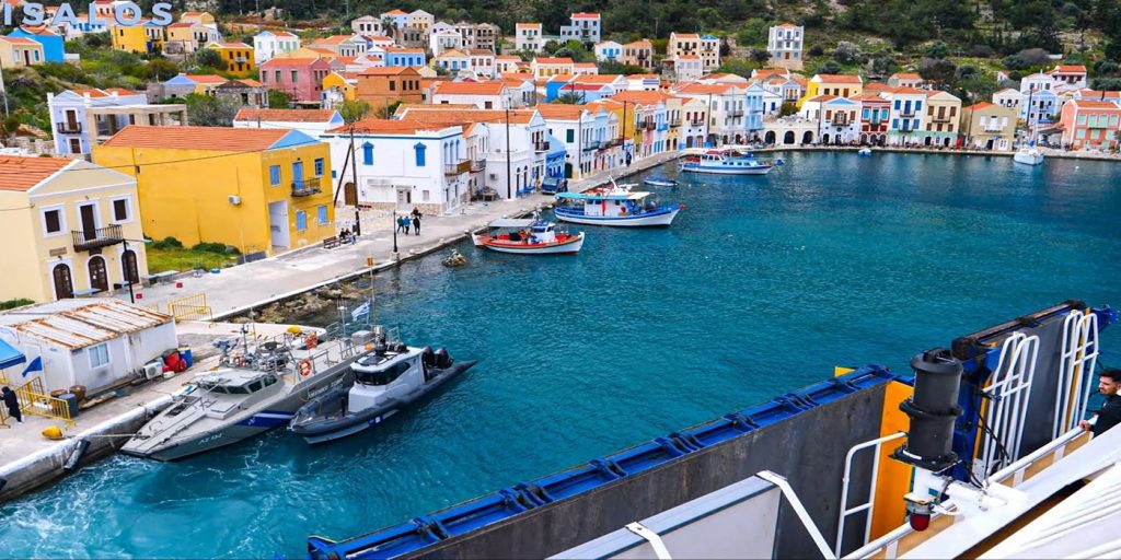 Καστελλόριζο: Το «Blue Star Patmos» αναχωρεί με συριγμούς (video)