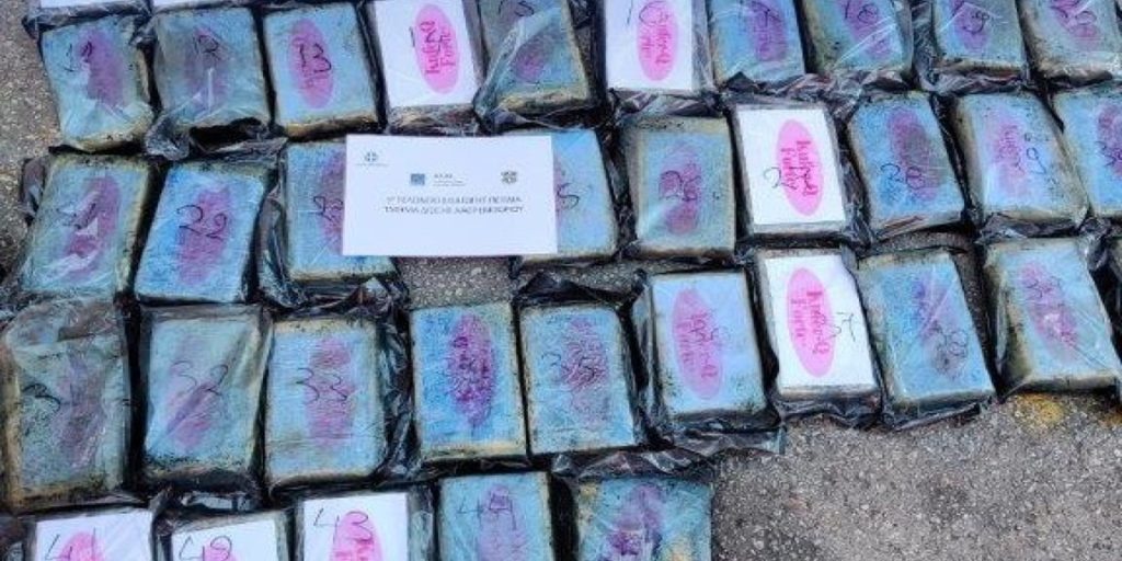 Πειραιάς: 54 κιλά κοκαΐνης σε κοντέινερ με μπανάνες (video)