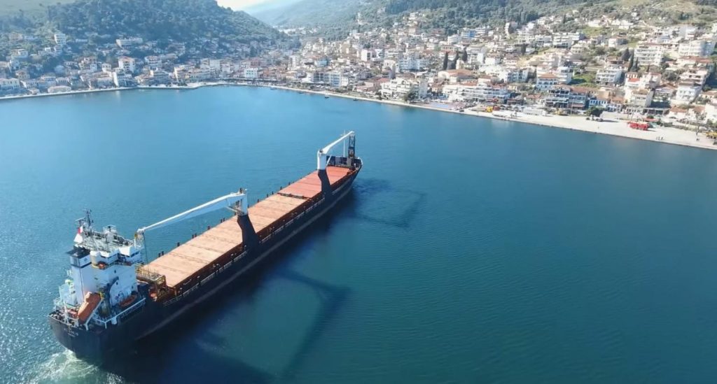 Αμφιλοχία: Ένα από τα μεγαλύτερα πλοία που έχουν καταπλεύσει ποτέ (Video)