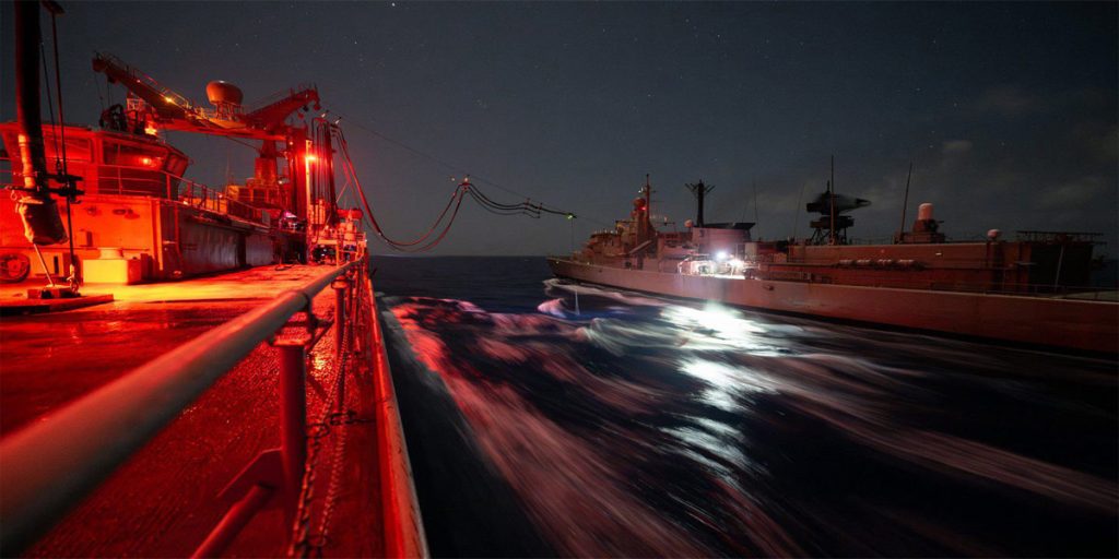 Νυχτερινός εν πλω ανεφοδιασμός της φρεγάτας Κουντουριώτης (Photo)