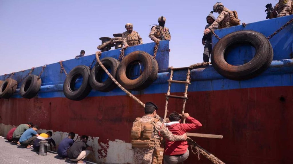 Σύλληψη πλοιάρχου και πληρώματος για λαθρεμπόριο καυσίμων (Photo)