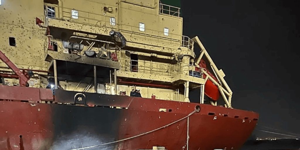 Τουλάχιστον τέσσερις ναυτικοί έχασαν την ζωή τους μετά από επίθεση σε φορτηγό πλοίο
