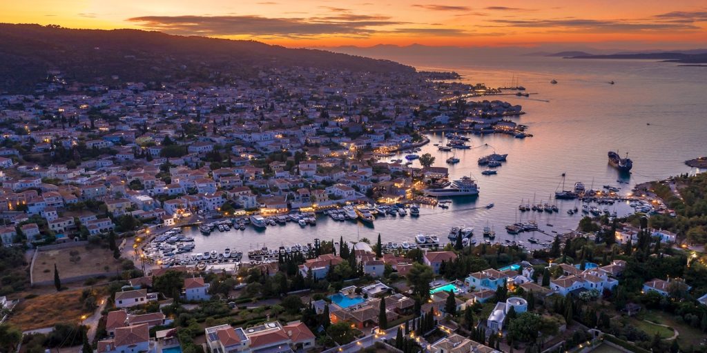 Cpt Γιώργος Βάλλης: «Θα ήταν ταφόπλακα η απαγόρευση πρόσδεσης σκαφών στο παλιό λιμάνι των Σπετσών»