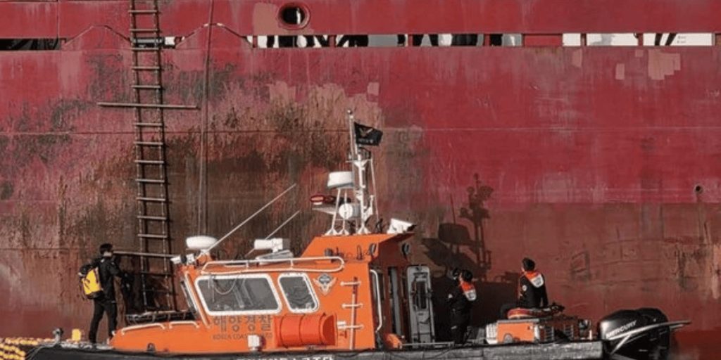6 τραυματίες από φωτιά σε φορτηγό πλοίο-ψυγείο κοντά στις ακτές της Νότιας Κορέας