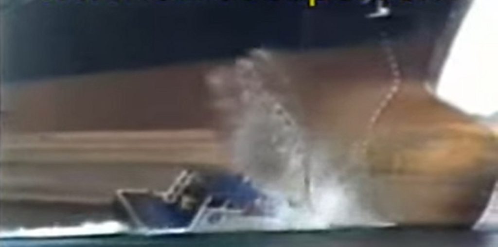 Πλοίο ρίχνει την άγκυρα σε ρυμουλκό –Ένας άνθρωπος στη θάλασσα (Vid)