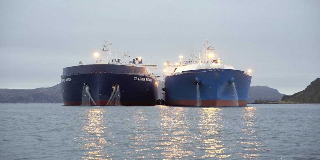 Η Ρωσία πραγματοποιεί μια σπάνια φόρτωση LNG από πλοίο σε πλοίο για να παρακάμψει τις τελευταίες κυρώσεις της ΕΕ