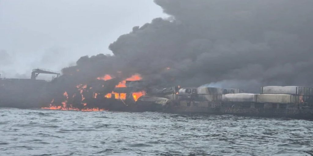 Συγκρούστηκαν δεξαμενόπλοιο και φορτηγό πλοίο στη Βόρεια Θάλασσα! Μεγάλη φωτιά! (video)