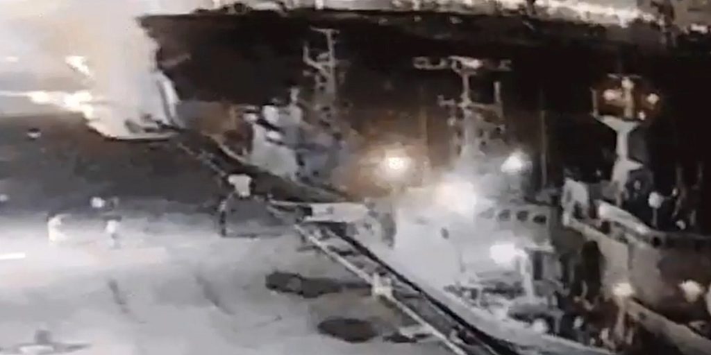 Δεξαμενόπλοιο συγκρούστηκε με τρία περιπολικά σκάφη του πολεμικού ναυτικού στο Santos (βίντεο)