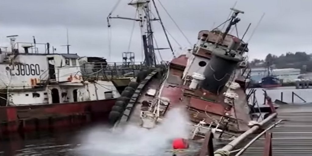 Ρυμουλκό βουλιάζει on camera (Video)