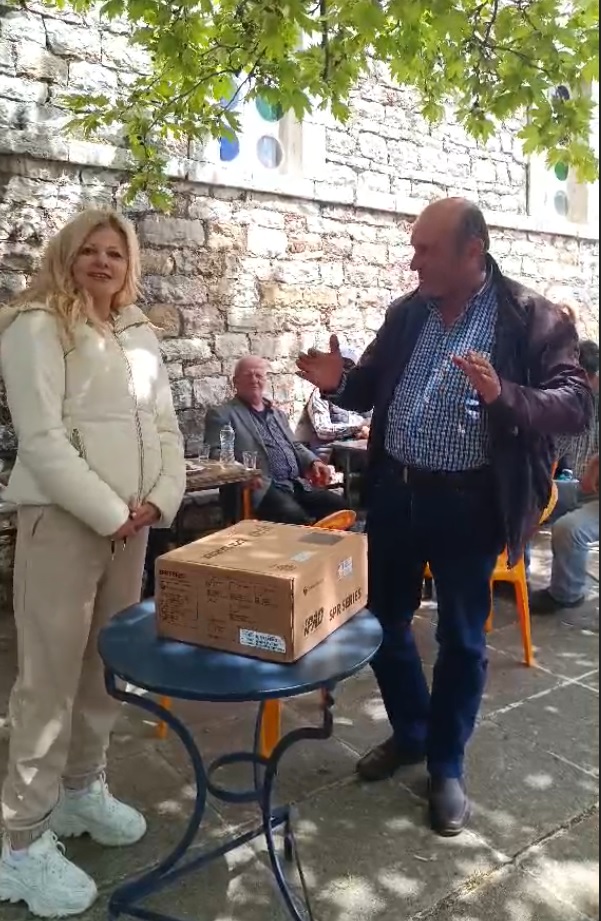 Κάτοικοι του Δραγωγίου σε εκδήλωση με θέμα την υγειονομική ενίσχυση από την ΠΕΠΙΕΘ