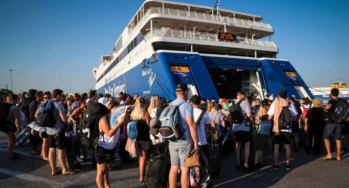 Επιβατηγό πλοίο της ακτοπλοΐας δένει στο λιμάνι κατά την πασχαλινή περίοδο