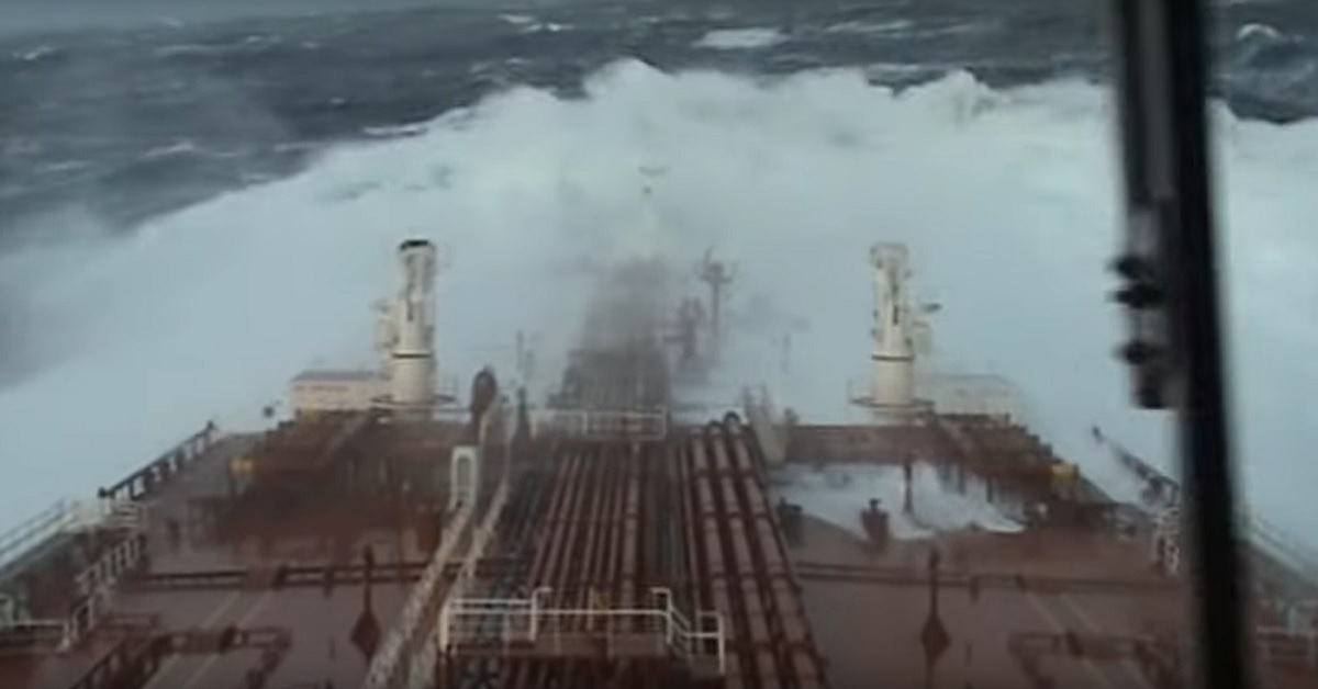 Ελληνικό τάνκερ στον Βισκαϊκό κόλπο αντιμετωπίζοντας τεράστια κύματα