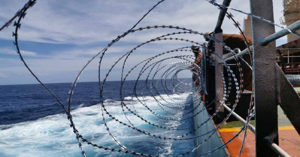 Μέλη πληρώματος σε ετοιμότητα για ενδεχόμενη πειρατεία στα στενά της Σιγκαπούρης