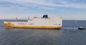 Το πλοίο Grande Brasile ρυμουλκείται μετά από πυρκαγιά, ενόψει αναχώρησης για τα διαλυτήρια της Τουρκίας