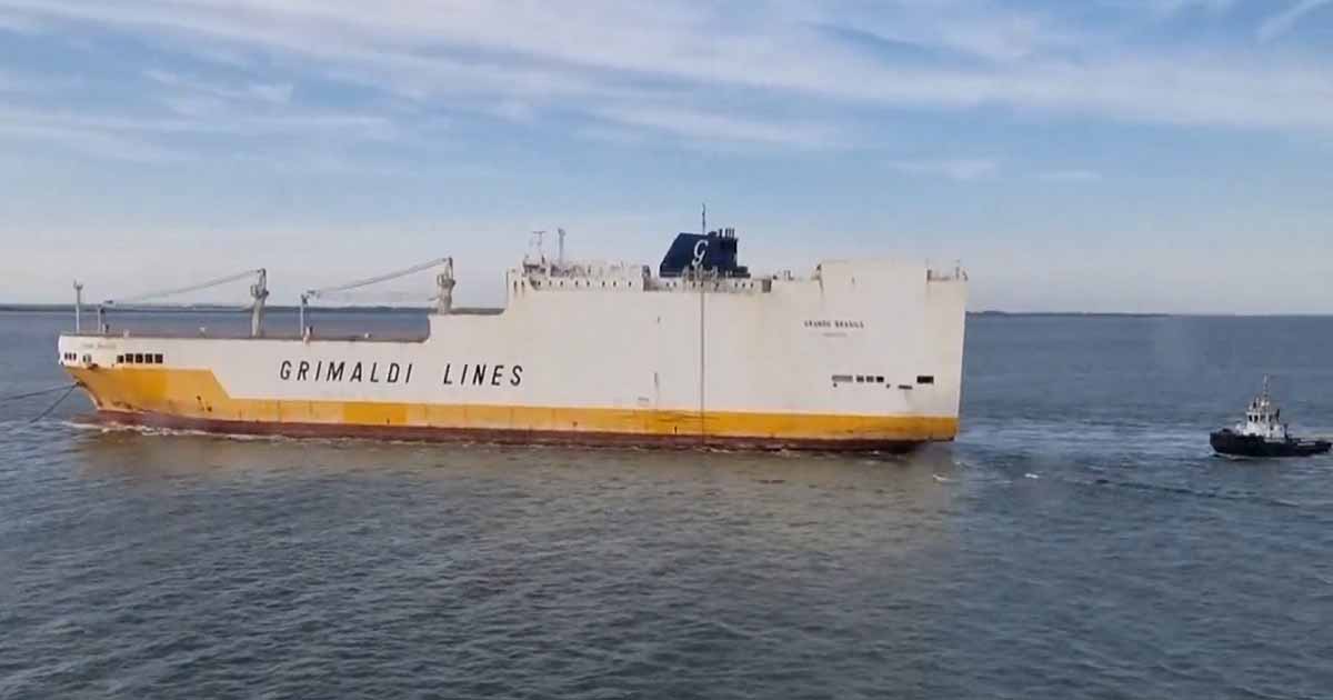 Το πλοίο Grande Brasile ρυμουλκείται μετά από πυρκαγιά, ενόψει αναχώρησης για τα διαλυτήρια της Τουρκίας