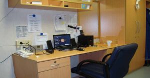 Ηρεμία και γαλήνη στη ναυτική καμπίνα, εκεί που η θάλασσα αγκαλιάζει τη σκέψη