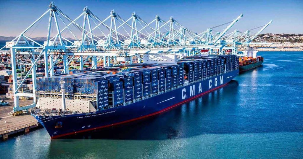 Δεμένο container ship στο λιμάνι που