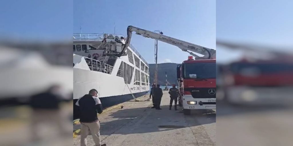 ΒΙΝΤΕΟ: Έσπασε ο καταπέλτης πλοίου την ώρα που έδενε στην Ηγουμενίτσα - Έβγαλαν με «καλάθι» της Πυροσβεστικής τους επιβάτες