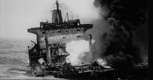 Το ελληνόκτητο δεξαμενόπλοιο Athenian Venture τυλιγμένο στις φλόγες μετά την έκρηξη στον Ατλαντικό το 1988