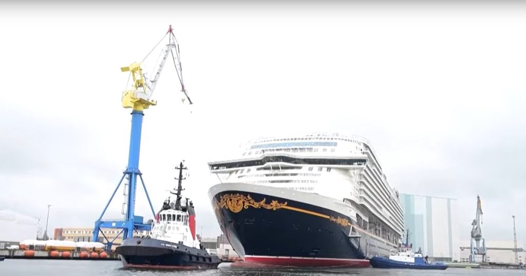 Το Disney Adventure κατά την καθέλκυσή του στο Wismar της Γερμανίας, με πυροτεχνήματα και παρουσία των εμβληματικών χαρακτήρων της Disney.