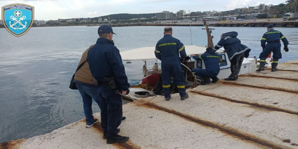 Ραφήνα: Συγκινητική διάσωση σκύλου από λιμενικούς και πυροσβέστες (photo)