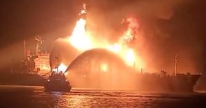 Δεξαμενόπλοιο LPG Captain Nikolas δεμένο στο λιμάνι του Chattogram στο Μπαγκλαντές, μετά την πυρκαγιά και την επιβολή δικαστικής κράτησης.