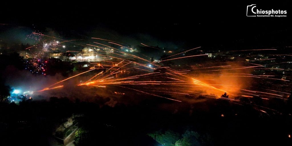 Το εντυπωσιακό πασχαλινό έθιμο του Ρουκετοπόλεμου στη ναυτομάνα Χίο (video)