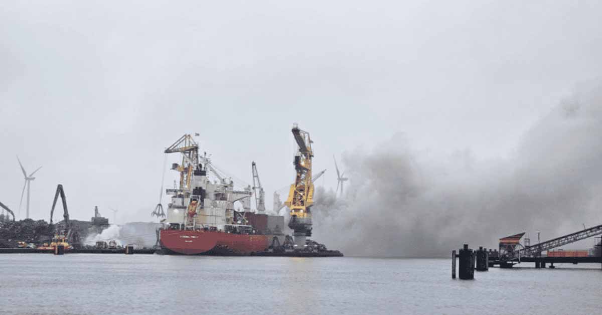 Καπνός από πυρκαγιά σε αμπάρι φορτίου στο λιμάνι του Άμστερνταμ