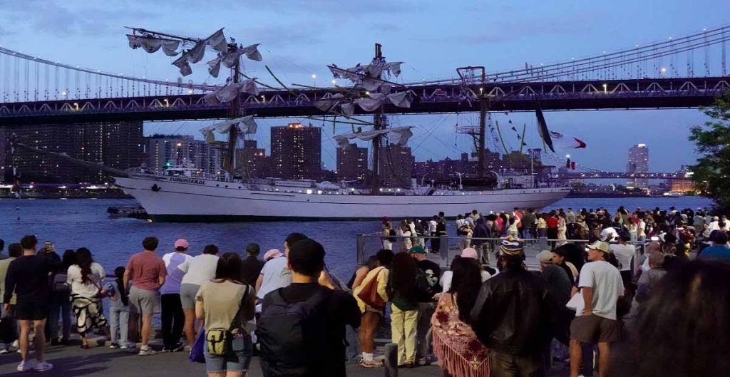 2 νεκροί και δεκάδες τραυματίες από την πρόσκρουση του ιστιοφόρου πλοίου σε γέφυρα στο Μπρούκλιν! (vid)