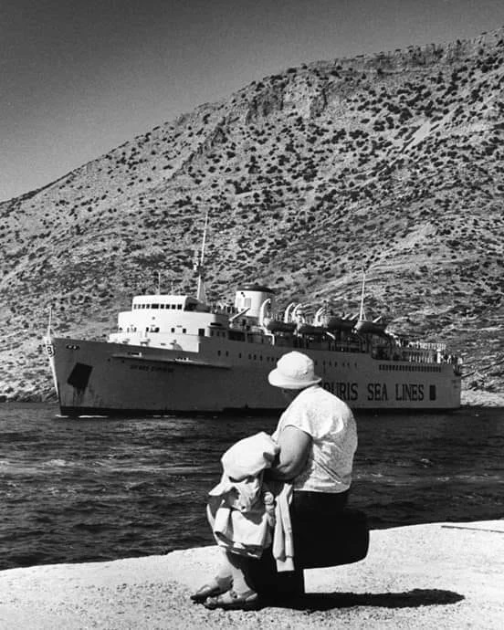 Το Σίφνος Εξπρές με χαρακτηριστική τσιμινιέρα την δεκαετία του ’80