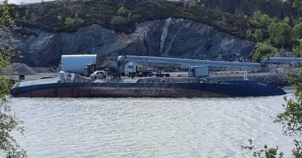 Φορτηγό πλοίο ανατράπηκε στη Νορβηγία!