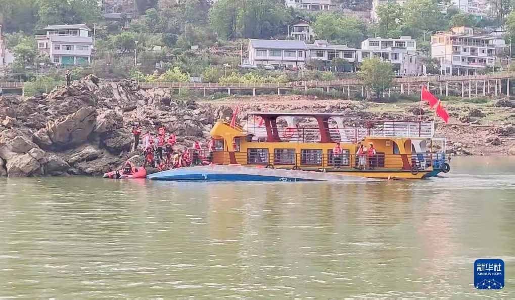 Η ανατροπή ποταμόπλοιων στην Κίνα κινητοποίησε τις αρχές. Σε εξέλιξη η επιχείρηση διάσωσης