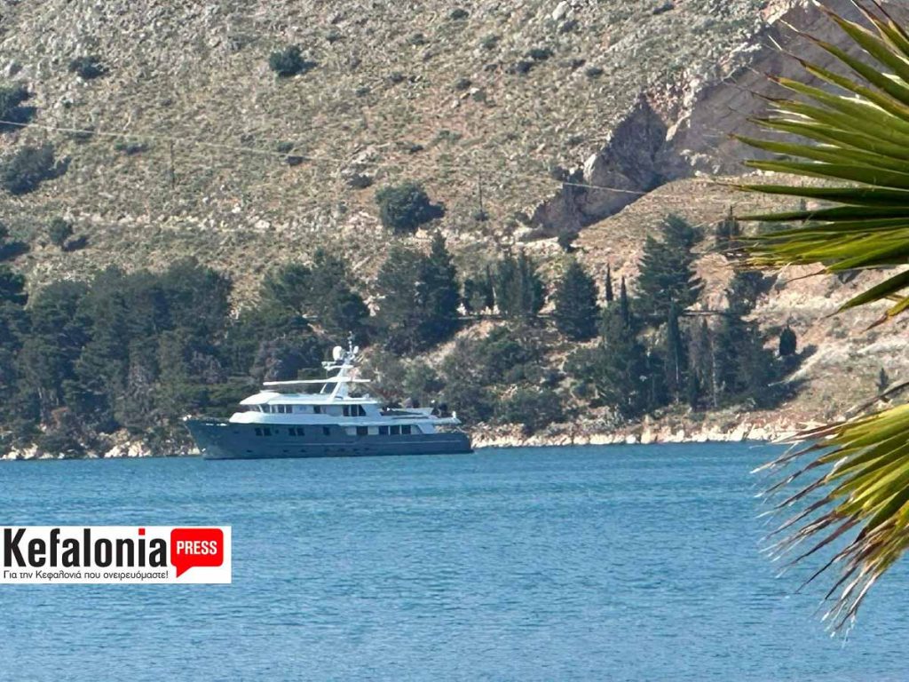 Μυστηριώδης θαλαμηγός στον κόλπο του Αργοστολίου τραβά τα βλέμματα