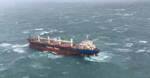 Το ακυβέρνητο πλοίο Portland Bay κοντά σε βραχώδη ακτή