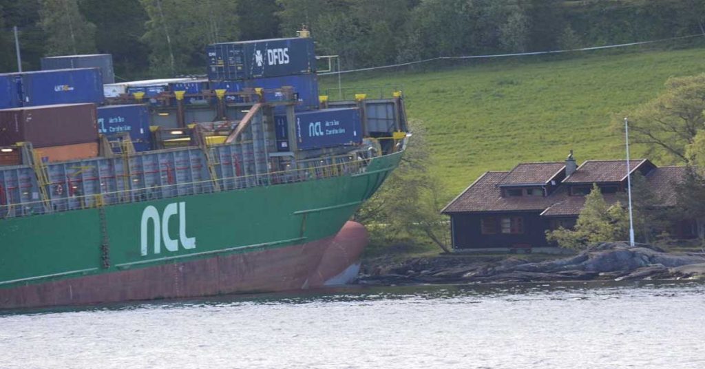 Επανάπλευση του φορτηγού πλοίου που είχε προσαράξει στην αυλή ενός σπιτιού…