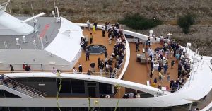 επιβάτης με φανέλα του Μαραντόνα στον Ισθμό της Κορίνθου