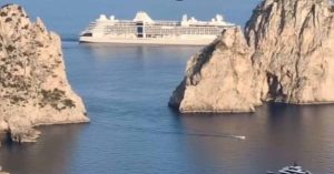 κρουαζιερόπλοιο στο Κάπρι