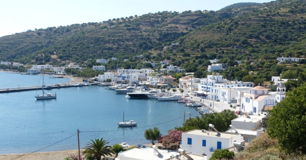Πλοίο με 42 επιβάτες προσέκρουσε στο κρηπίδωμα του λιμένα Μανδρακίου