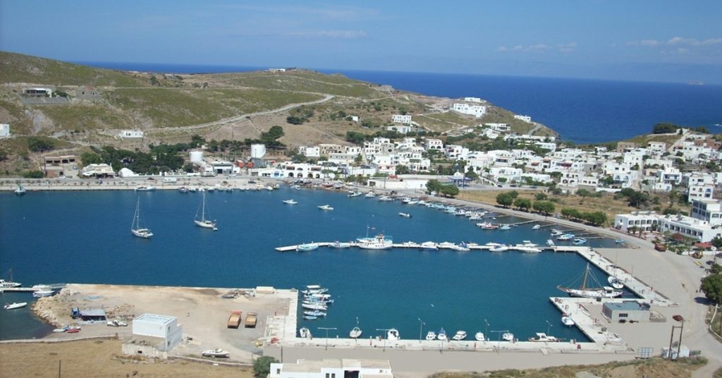 Πάτμος: Φορτηγό πλοίο προσάραξε σε αμμώδες αβαθές σημείο του λιμένα