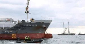 ακτιβιστές της Greenpeace πάνω σε δεξαμενόπλοιο για διαμαρτυρία