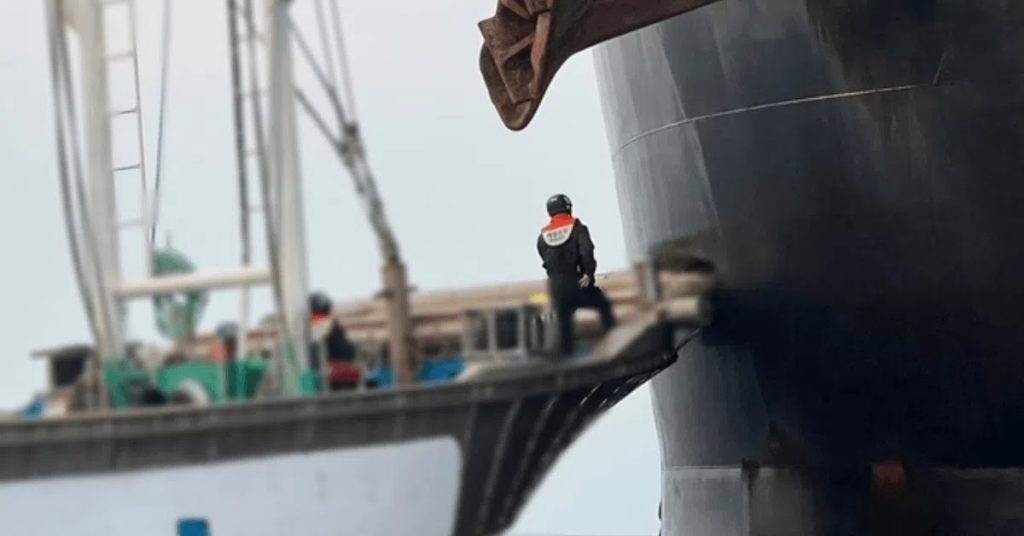 Αλιευτικό σκάφος «καρφώθηκε» πάνω σε φορτηγό πλοίο λόγω σφάλματος του αυτόματου πιλότου!