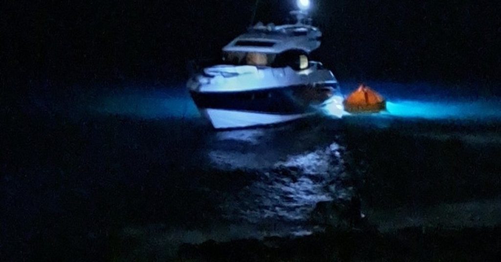 Λαύριο: Θαλαμηγός προσάραξε σε βραχώδη ακτή (photo)