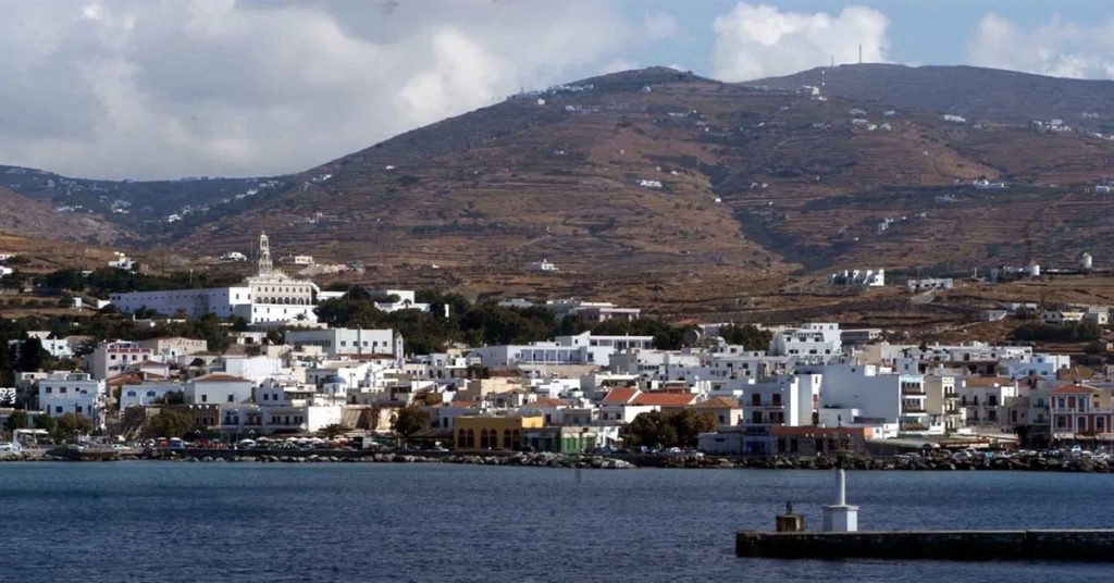 Τήνος: Πλοίο προσέκρουσε στον προβλήτα του λιμένα του νησιού
