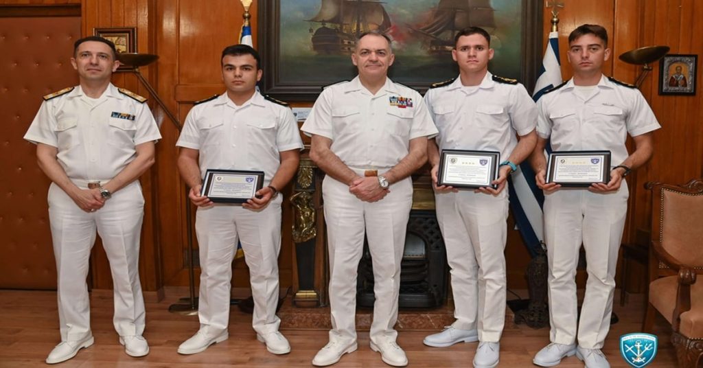 Βράβευση ναυτικών δοκίμων από τον αρχηγό ΓΕΝ